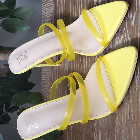 NWT New York & Co Biana Women's Yellow Heels with Clear Straps Size 10 - Picture 2 of 11